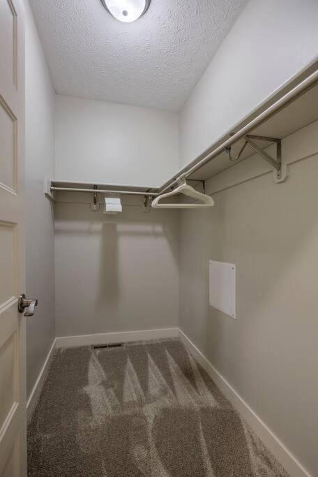 Luxury 3-bedroom Townhome - Spectacular Views Omaha