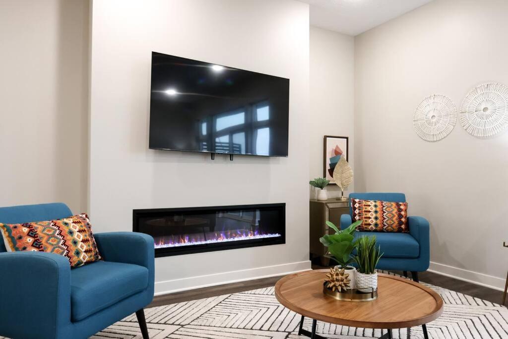 Luxury 3-bedroom Townhome - Spectacular Views Apartment *