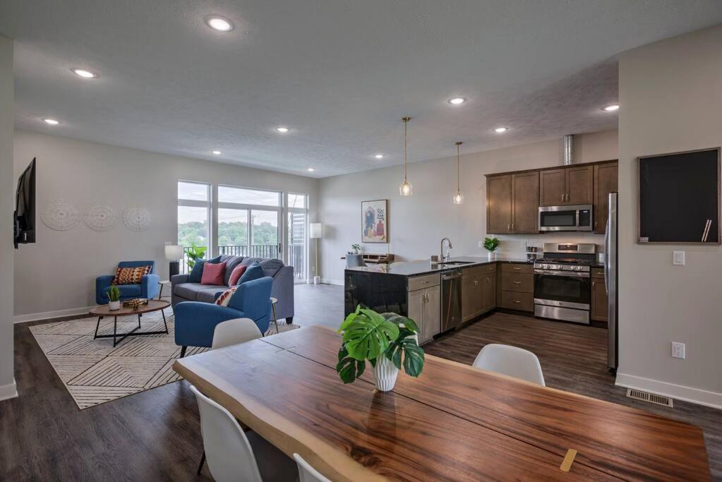 Luxury 3-bedroom Townhome - Spectacular Views *