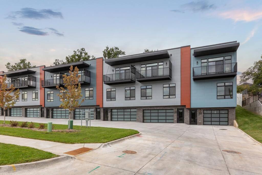 Luxury 3-bedroom Townhome - Spectacular Views Omaha