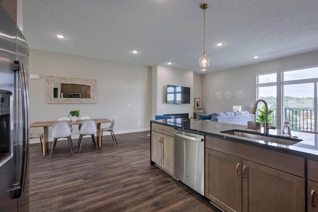 Luxury 3-bedroom Townhome - Spectacular Views Apartment *