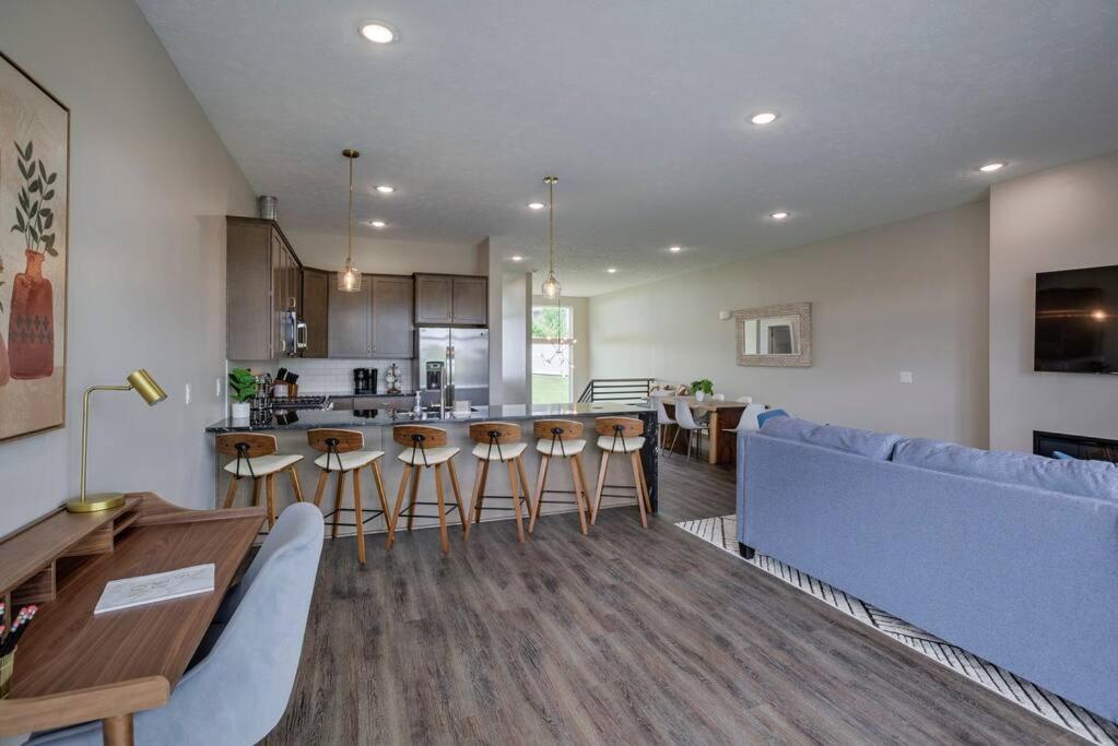 Luxury 3-bedroom Townhome - Spectacular Views *
