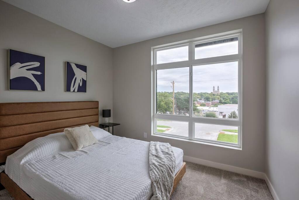 Luxury 3-bedroom Townhome - Spectacular Views Apartment