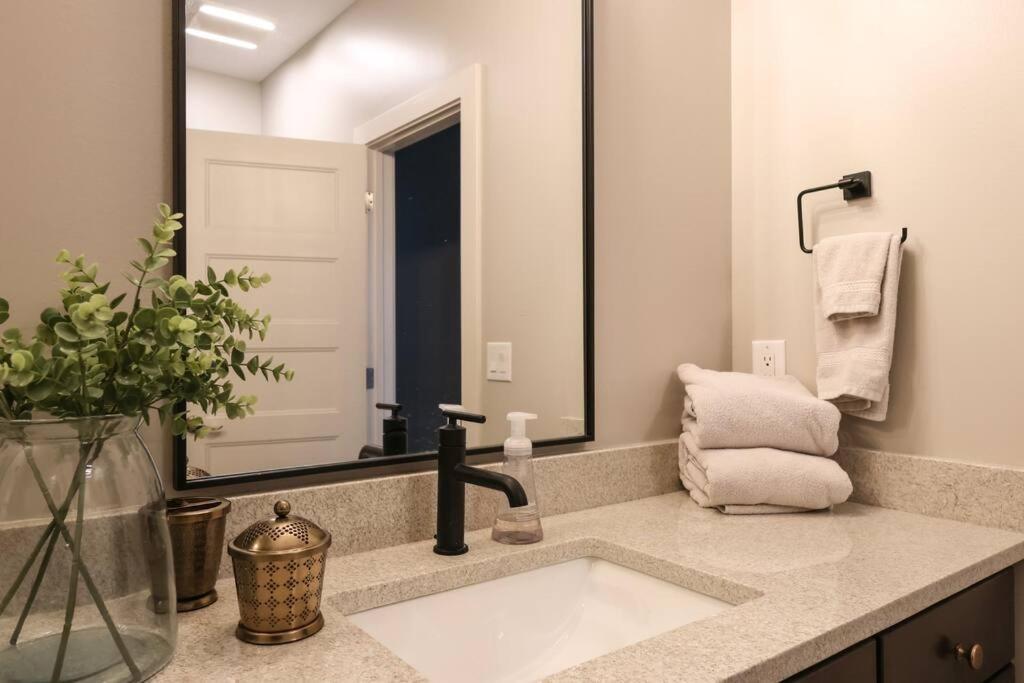 Luxury 3-bedroom Townhome - Spectacular Views Apartment Omaha