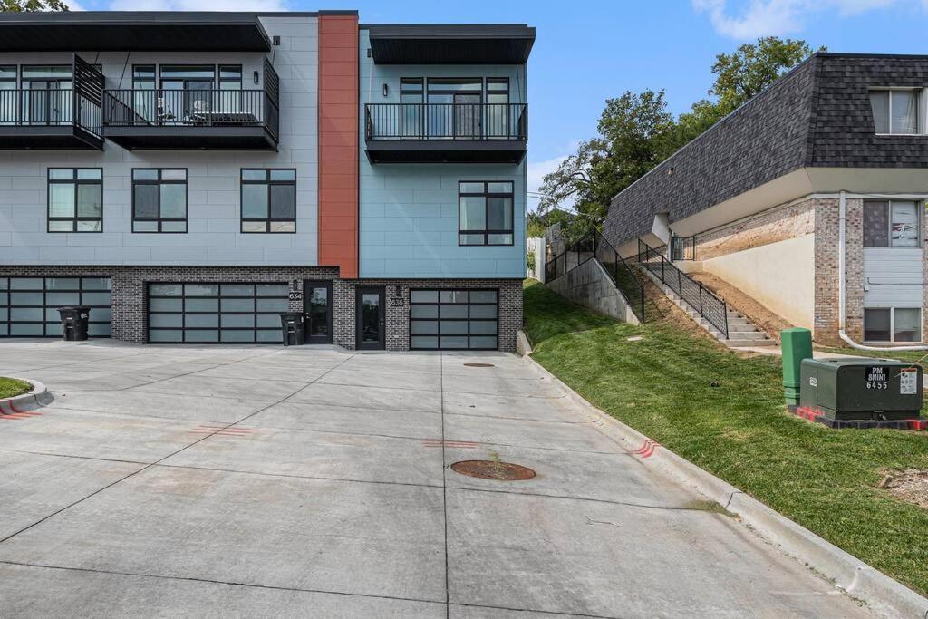 Luxury 3-bedroom Townhome - Spectacular Views Apartment *