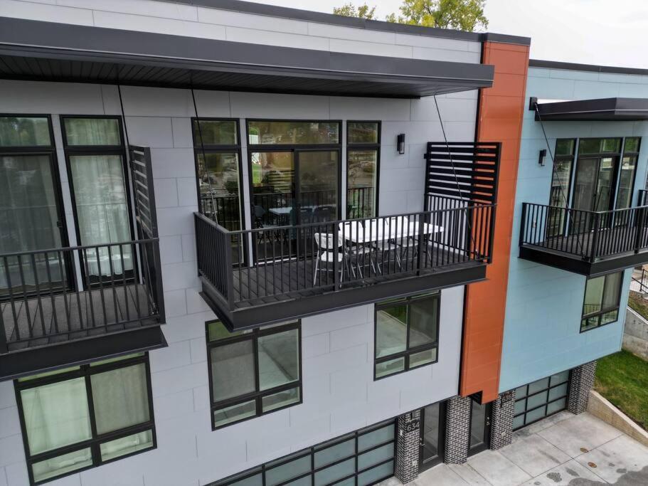 Luxury 3-bedroom Townhome - Spectacular Views Apartment
