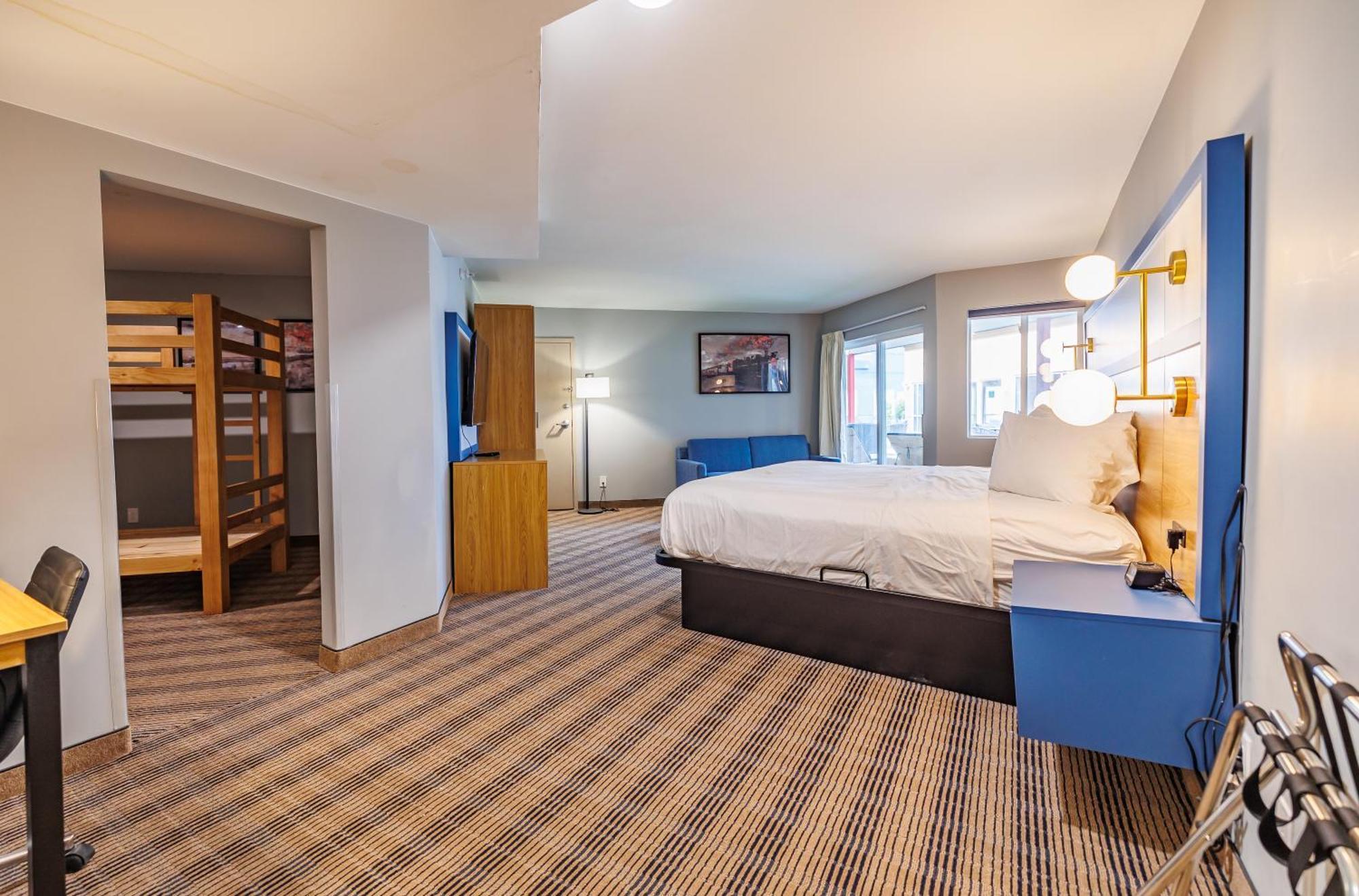 The & Near Zoo Hotel Omaha