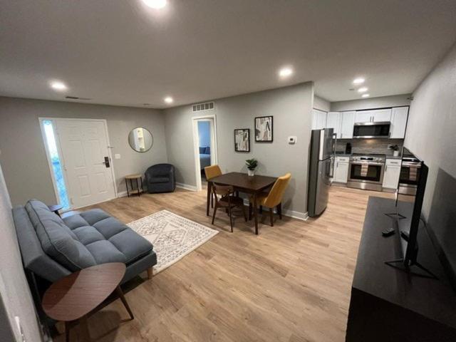 Aksarben Area 2 Bd-2 Ba By Uno Omaha