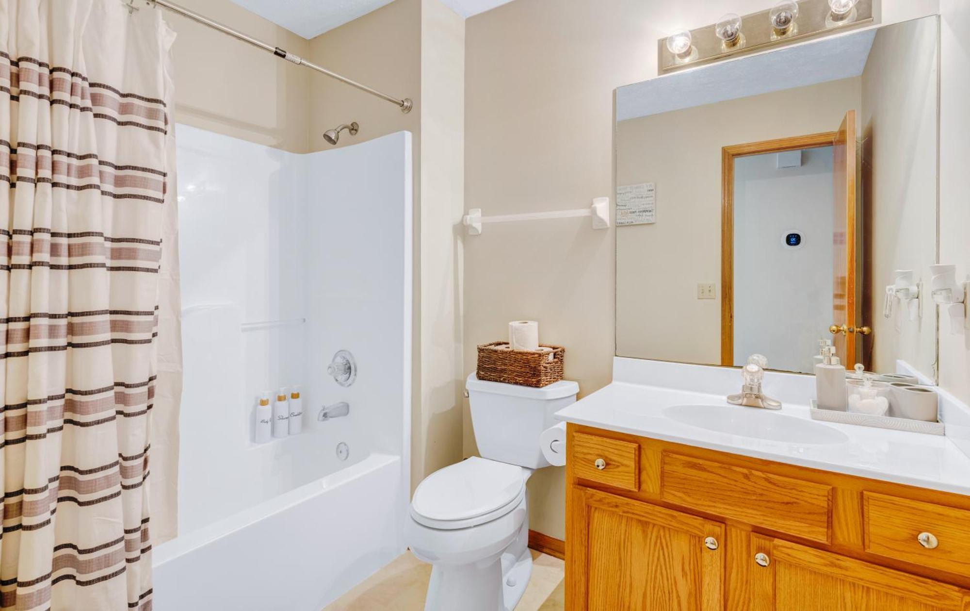 Holiday home Pet Friendly,3 Queen Beds, One-full Bed With Fast Free Wifi *