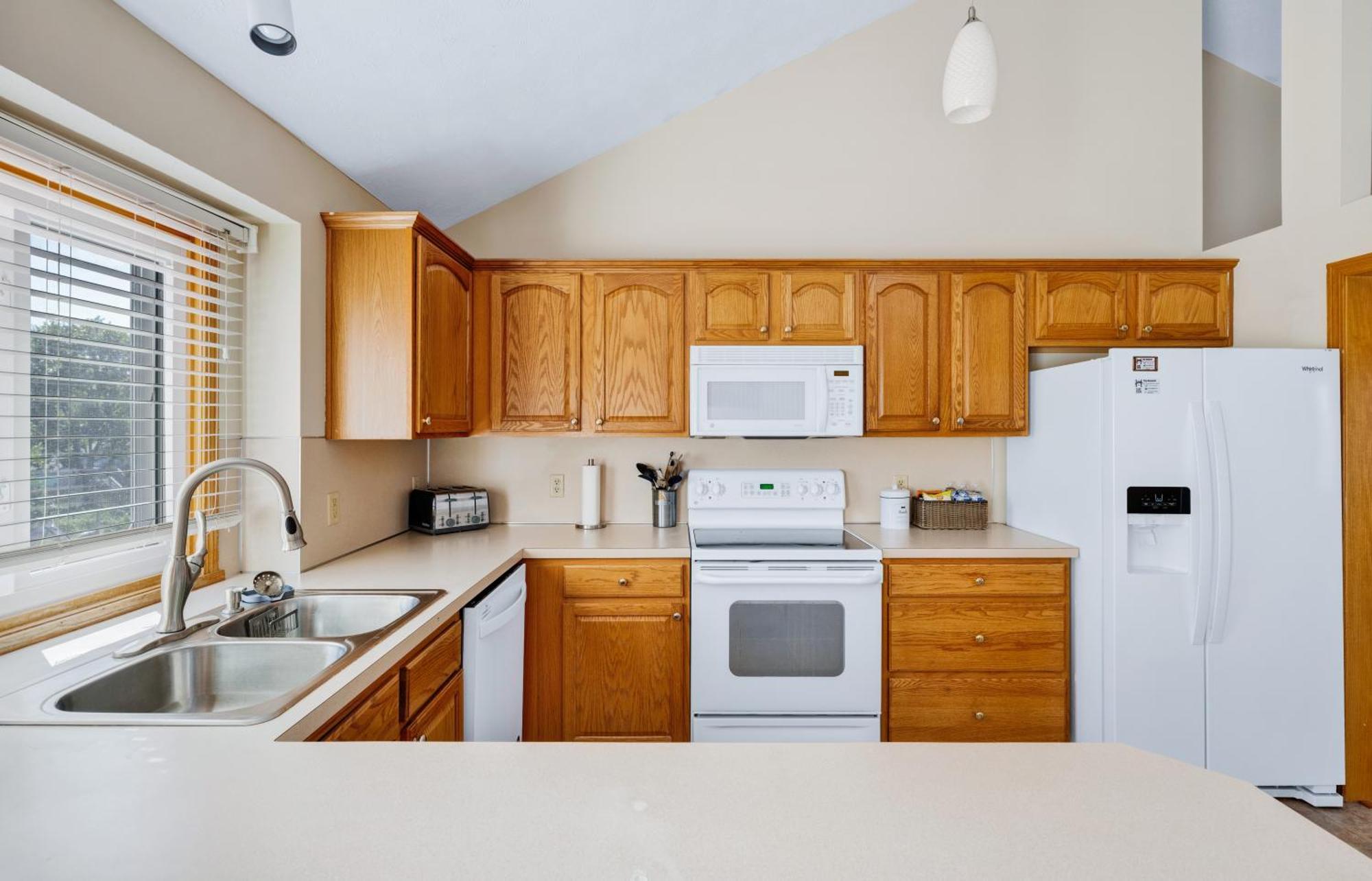 Pet Friendly,3 Queen Beds, One-full Bed With Fast Free Wifi *
