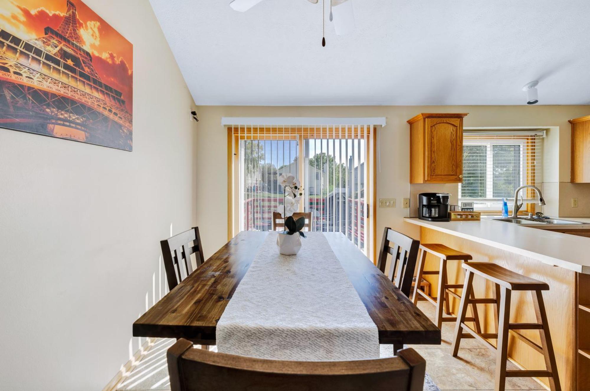 Pet Friendly,3 Queen Beds, One-full Bed With Fast Free Wifi