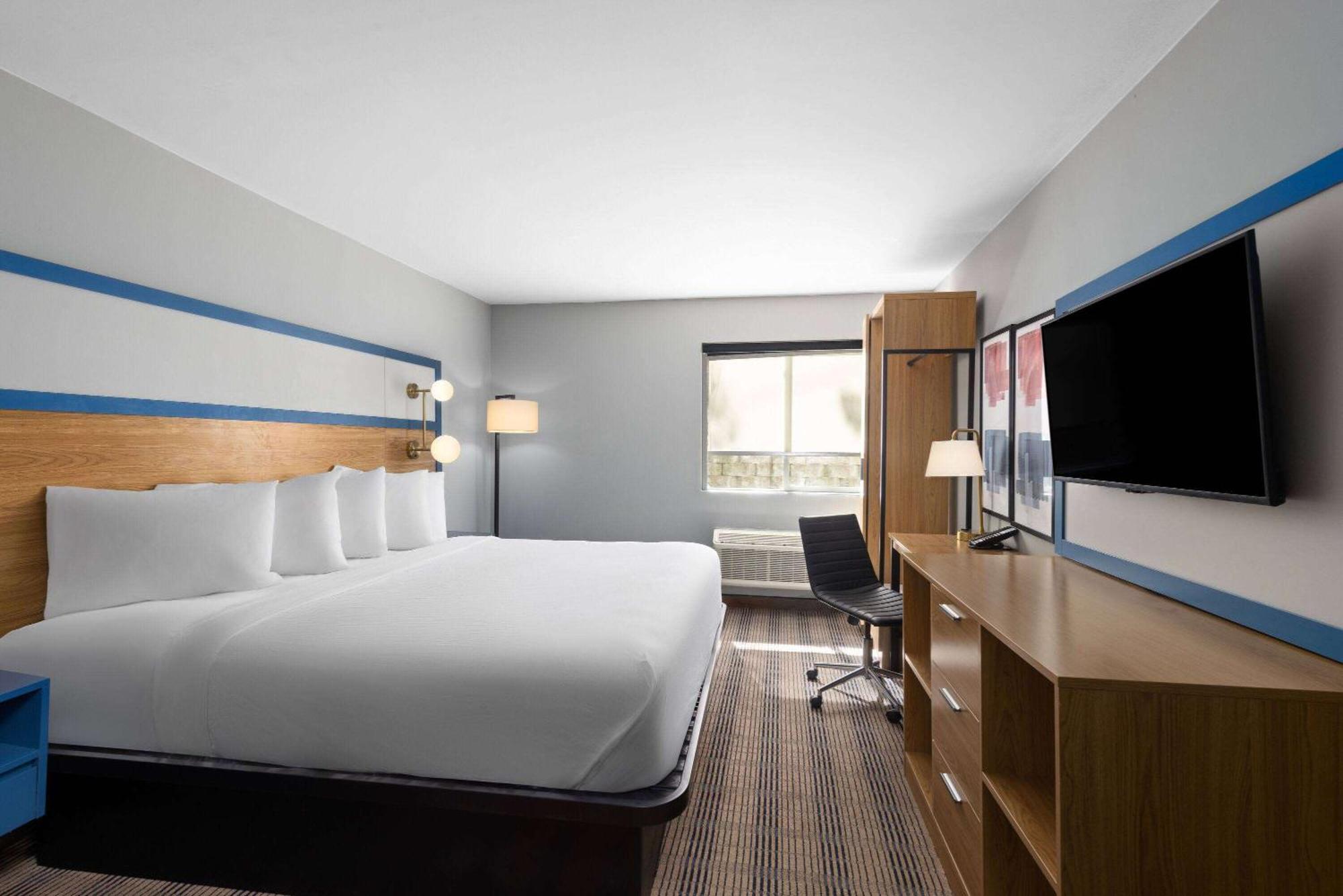 The & Near Zoo Hotel Omaha