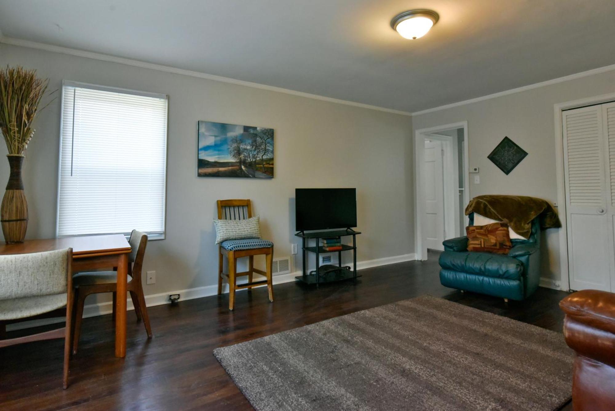 Leavenworth 1 Apartment *