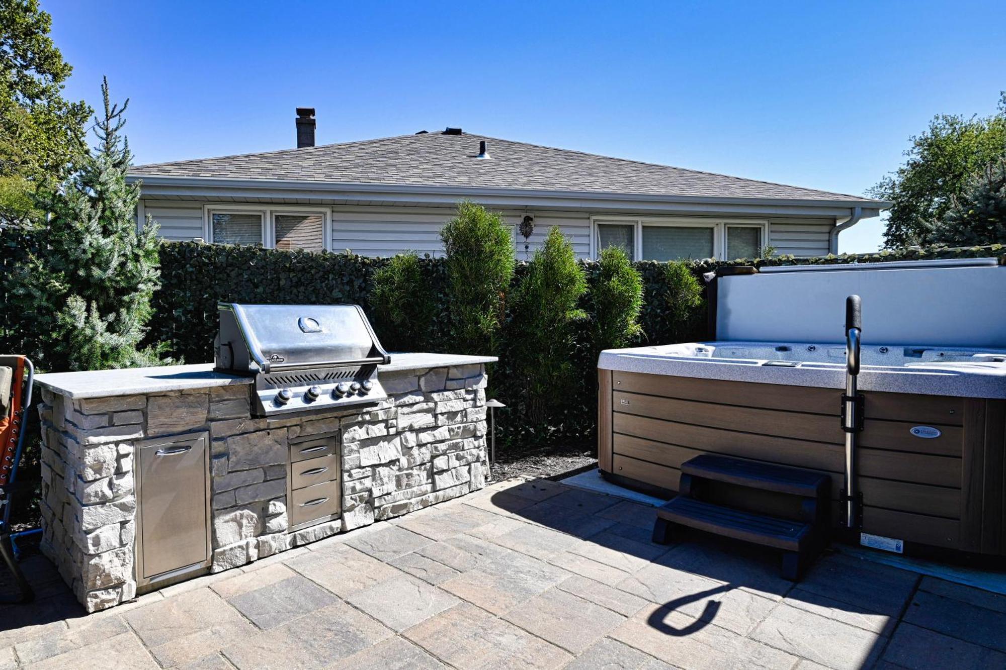 Luxury Oasis Heated Pool, Hot Tub, Bbq Holiday home *