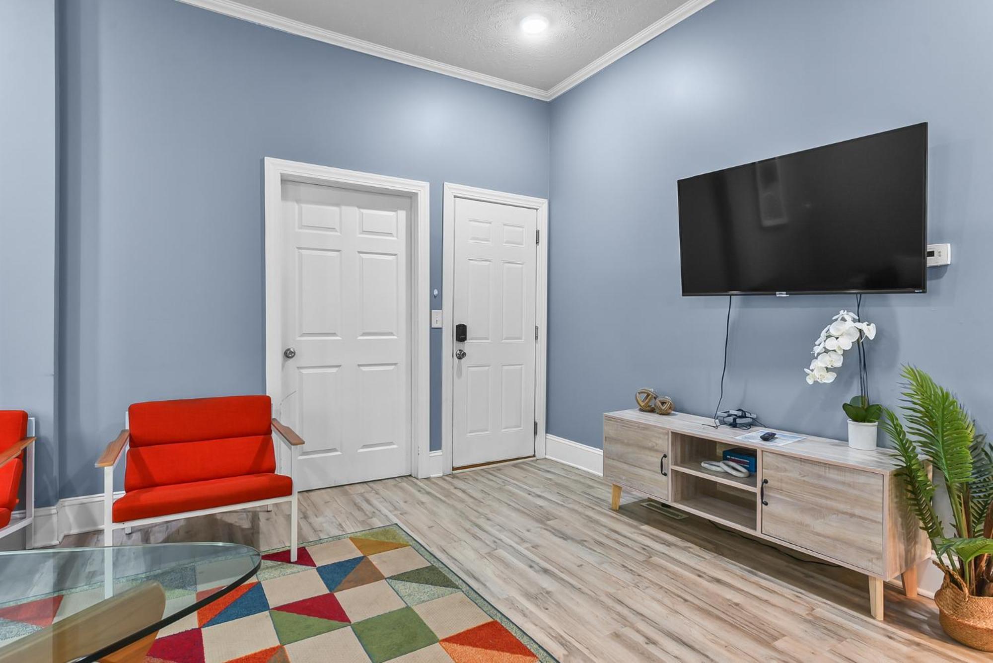 Modern Midtown 1b King Bed And Smart Tvs Omaha