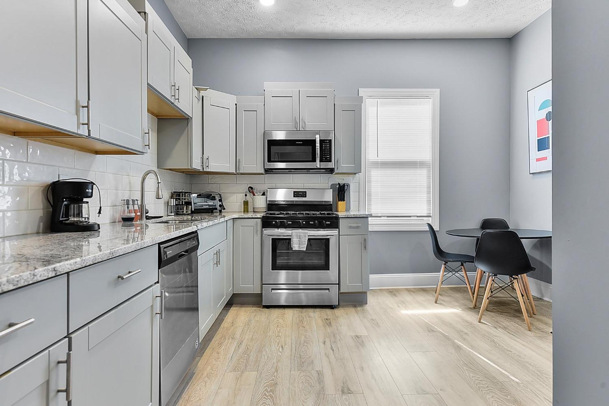 Modern Midtown 1b King Bed And Smart Tvs * Omaha