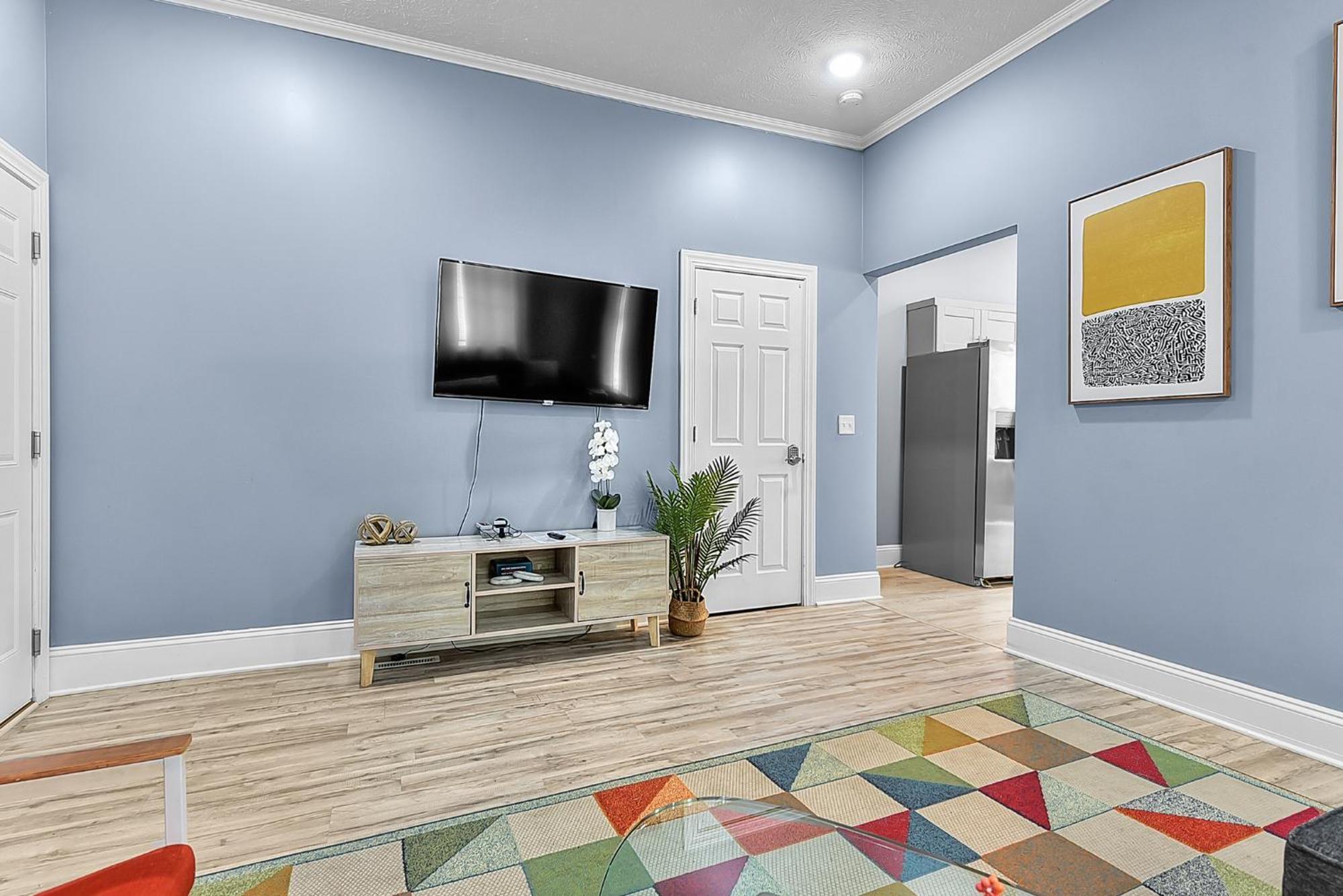 Modern Midtown 1b King Bed And Smart Tvs Apartment