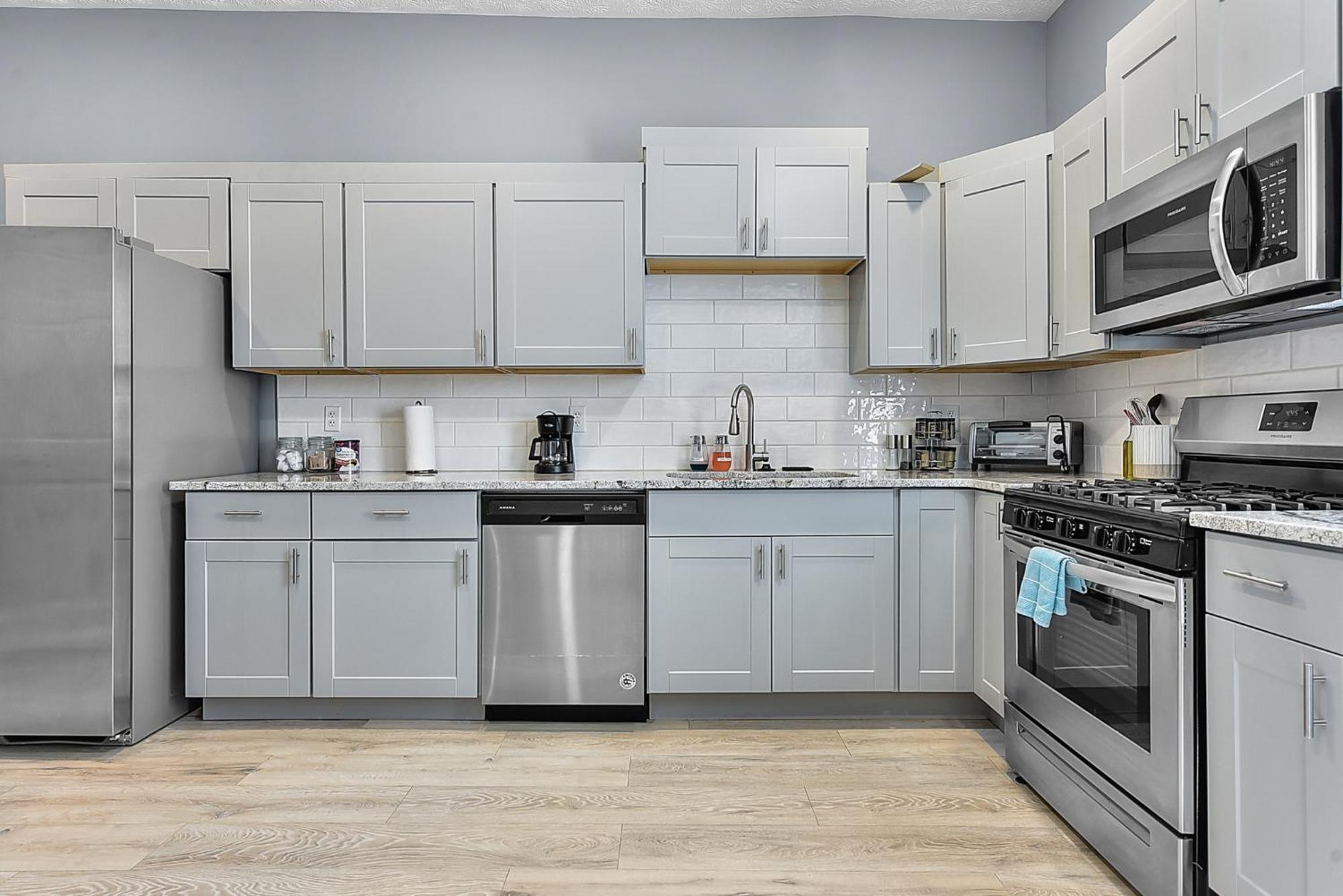 Modern Midtown 1b King Bed And Smart Tvs Apartment