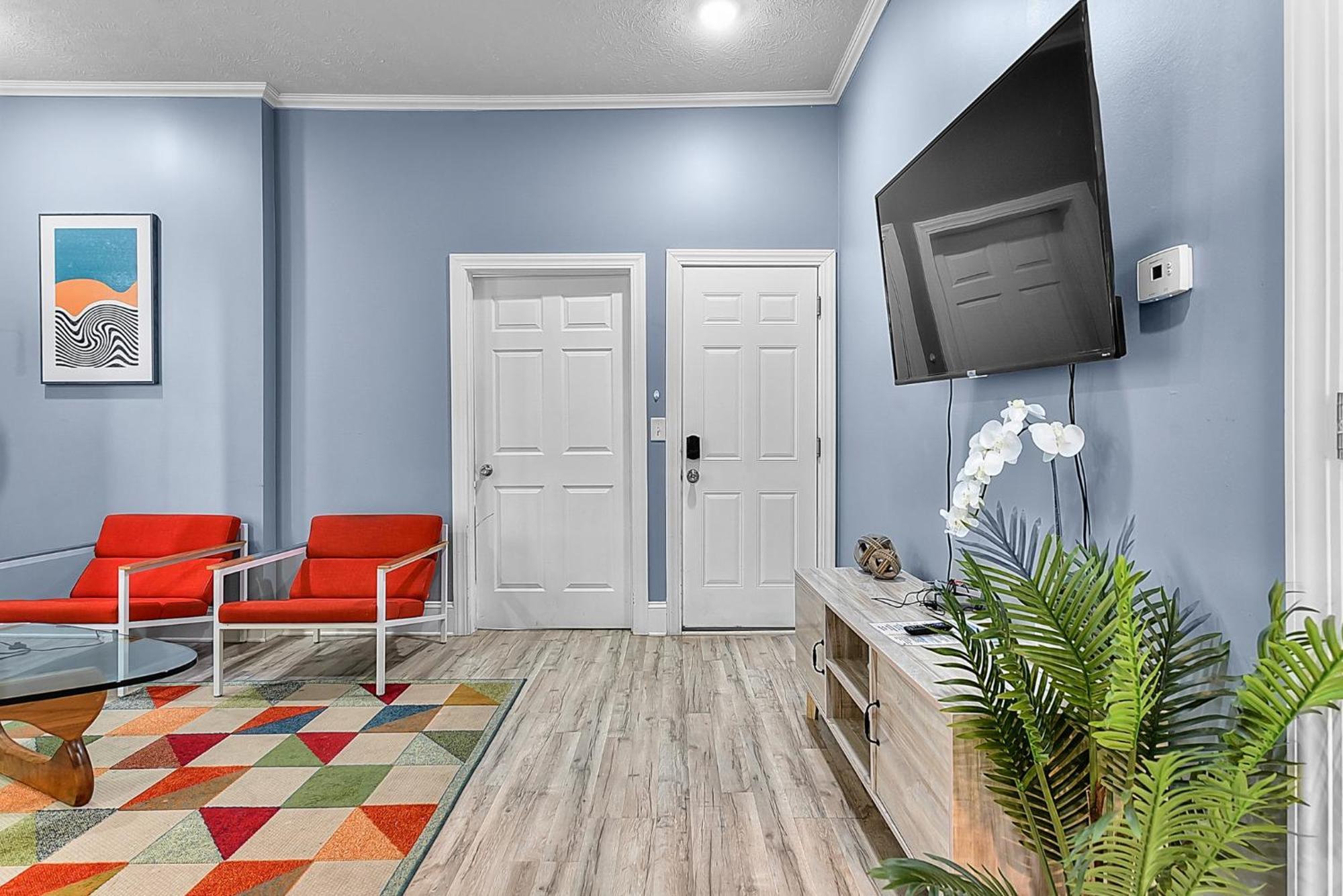 Modern Midtown 1b King Bed And Smart Tvs Omaha