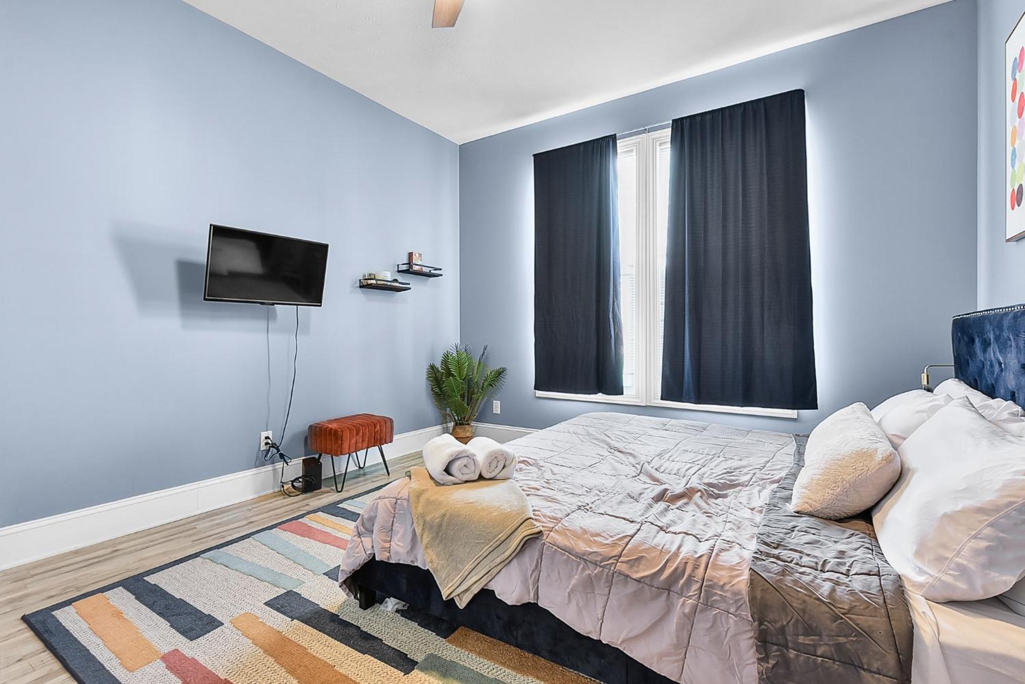 Apartment Modern Midtown 1b King Bed And Smart Tvs