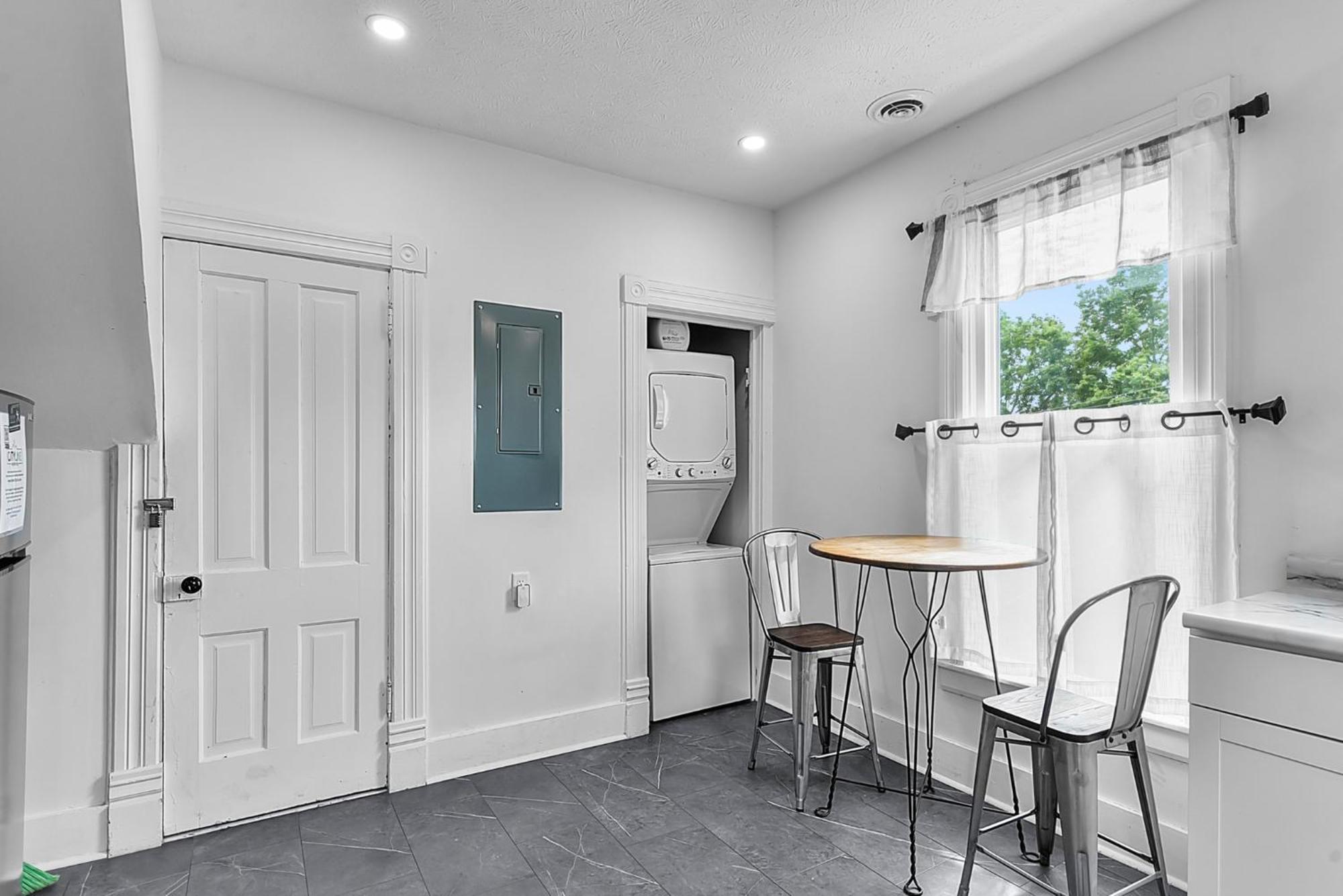 Beautiful Private 2b In Midtown Omaha