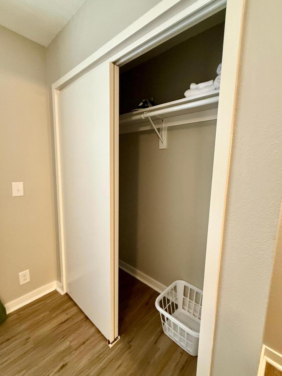 Cozy Aksarben Living-close To I-80 & Wfh Desk Apartment *