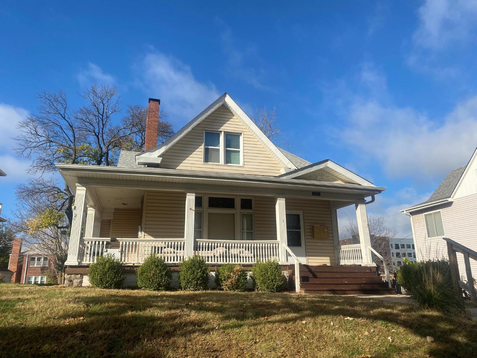 Converted Victorian 3bd With Backyard * Omaha