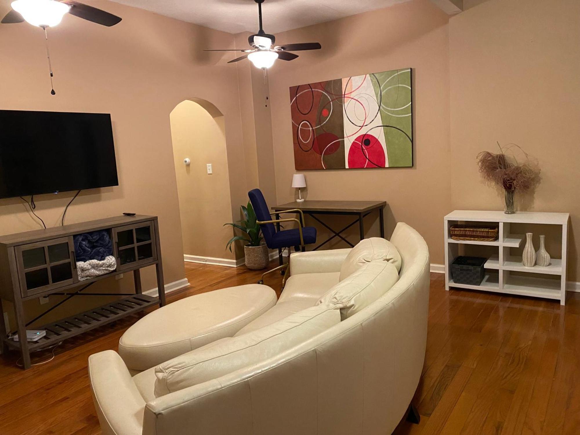 Converted Victorian 3bd With Backyard Apartment *