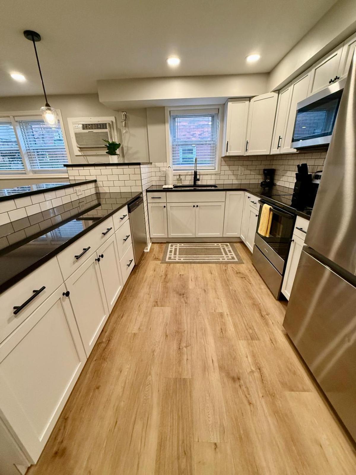 Apartment Modern King Bed With Washer & Dryer