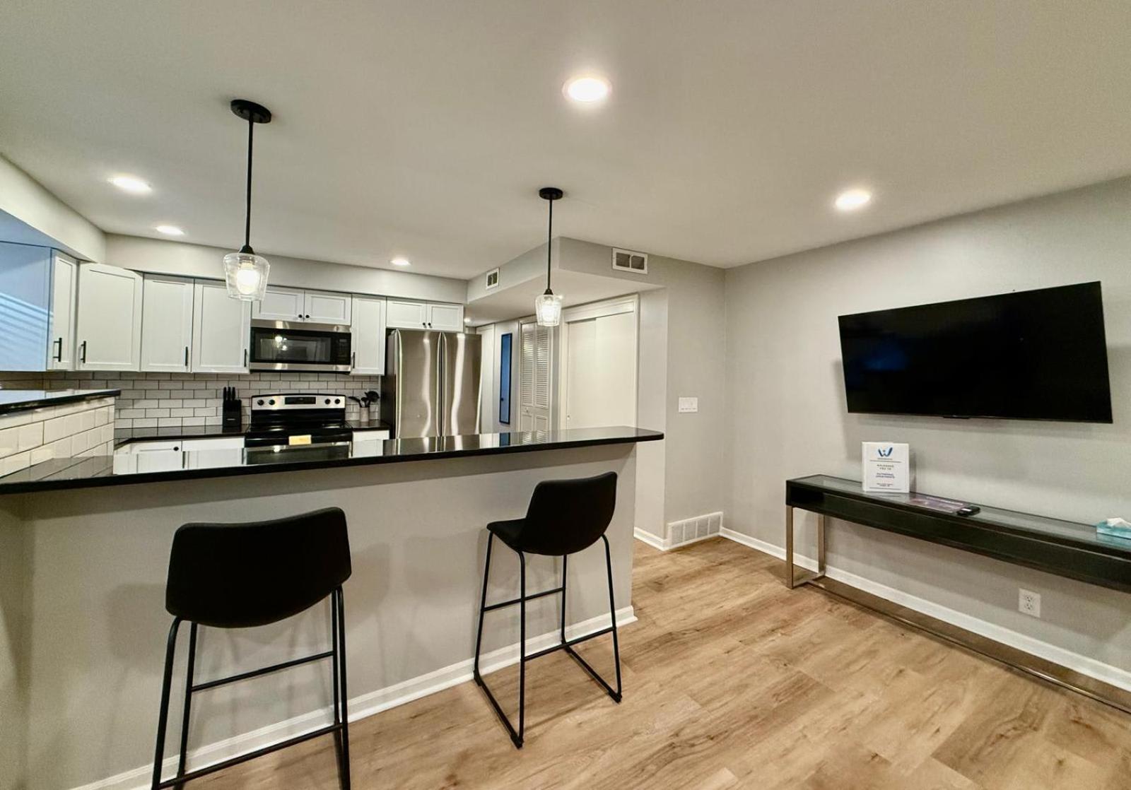 Modern King Bed With Washer & Dryer Apartment