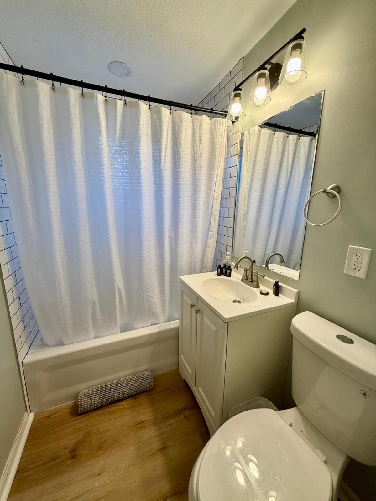 Modern King Bed With Washer & Dryer Apartment