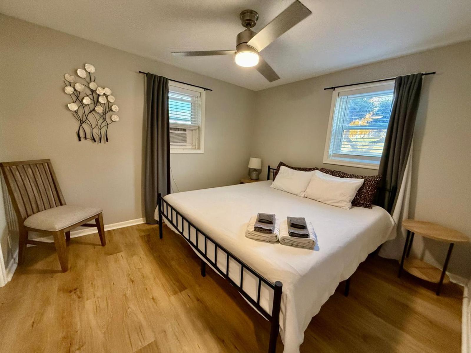 Modern King Bed With Washer & Dryer Apartment *