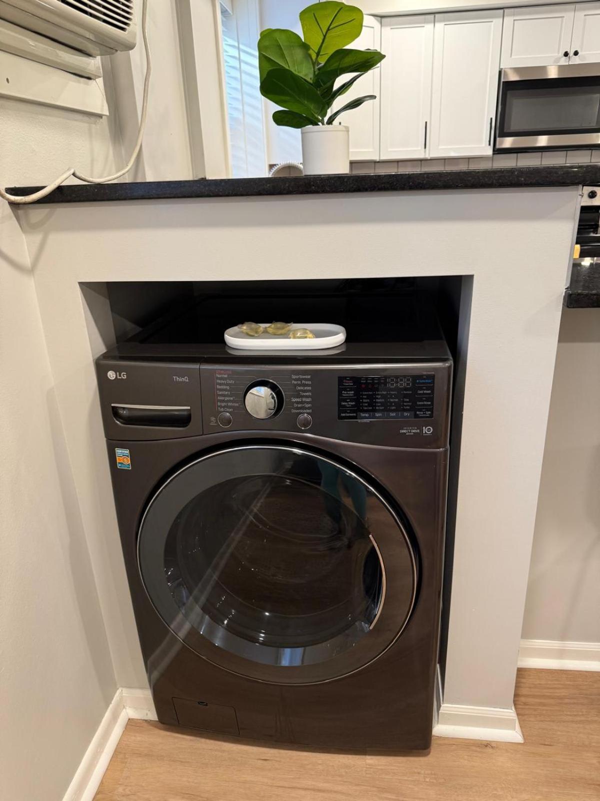 Apartment Modern King Bed With Washer & Dryer *