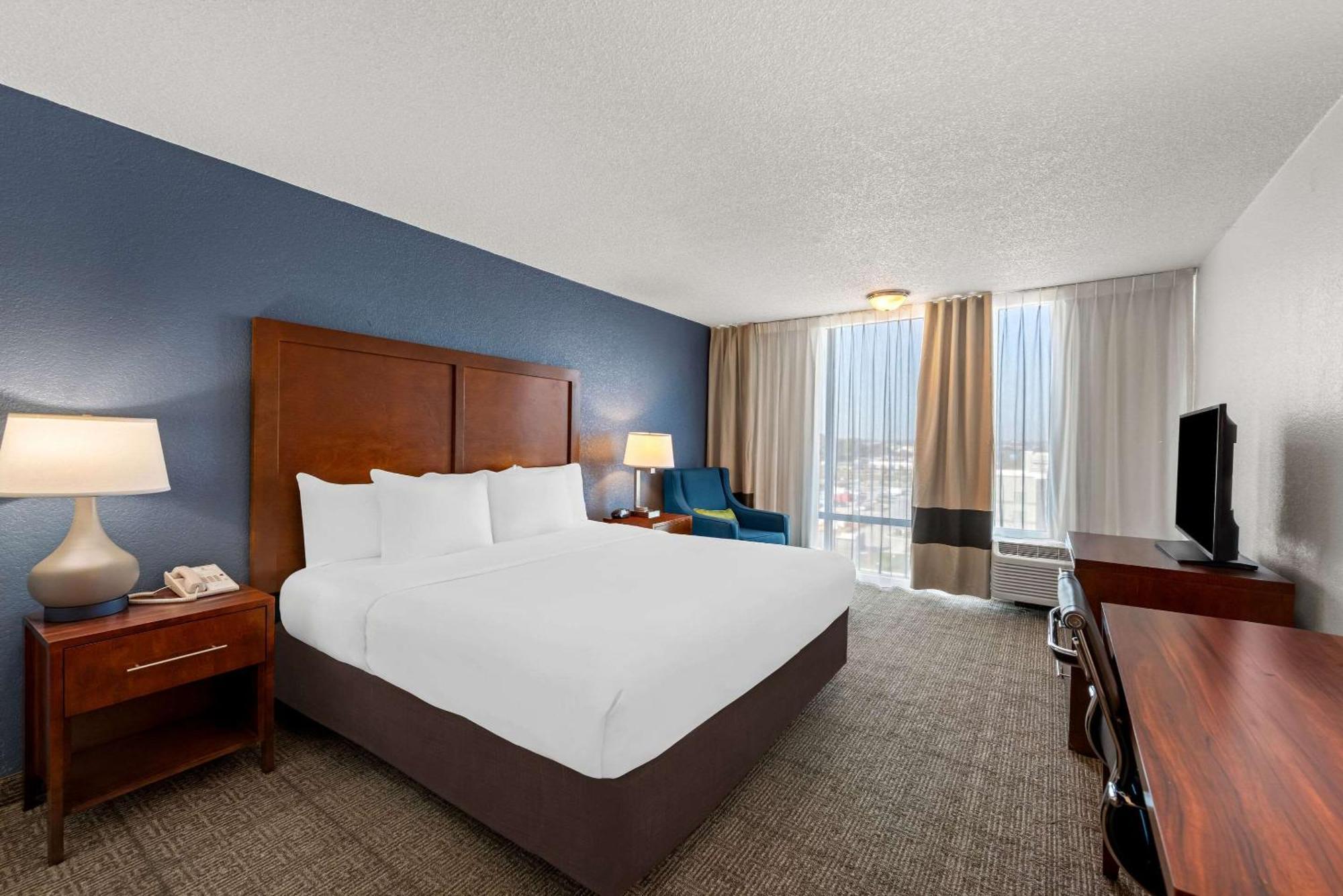 Comfort & Hotel Omaha