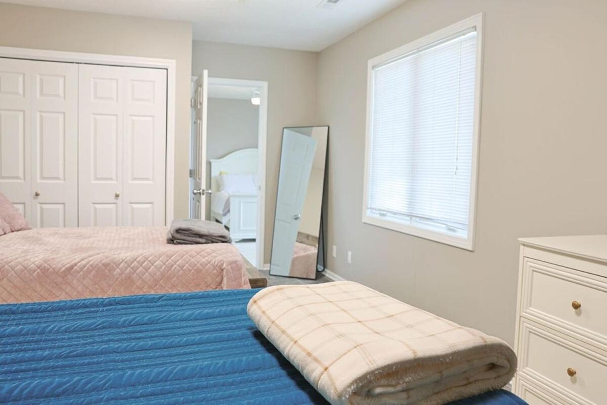 Golf Oasis Sleeps 22! Hot Tub Firepit Gym Pool Omaha