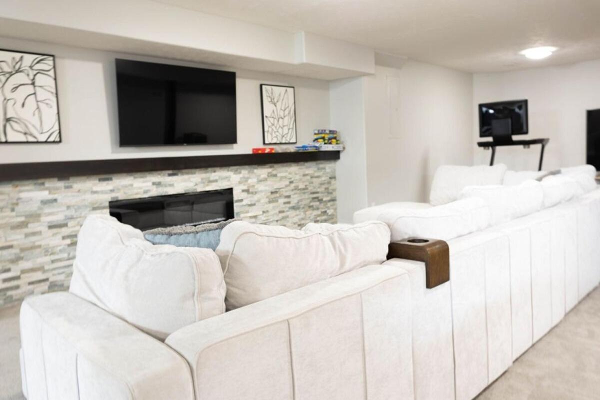Golf Oasis Sleeps 22! Hot Tub Firepit Gym Pool * Omaha