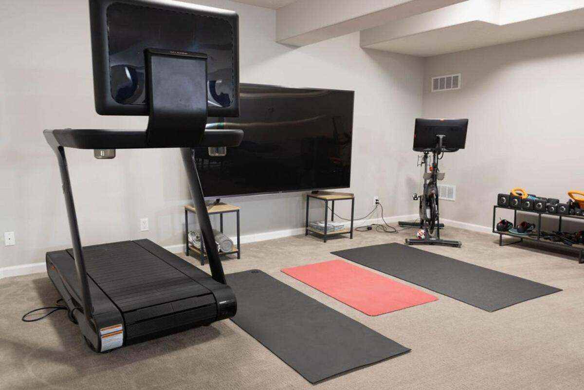 Golf Oasis Sleeps 22! Hot Tub Firepit Gym Pool Holiday home Omaha