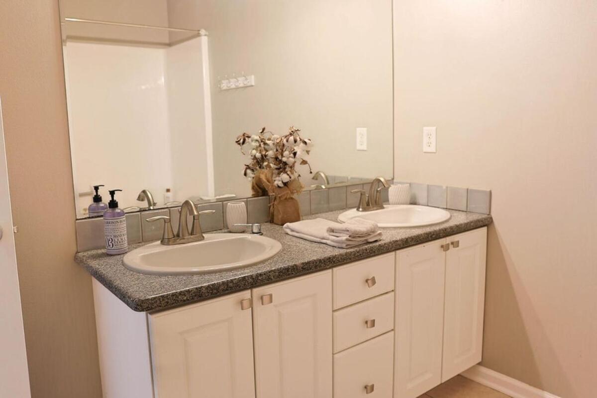 Golf Oasis Sleeps 22! Hot Tub Firepit Gym Pool * Omaha