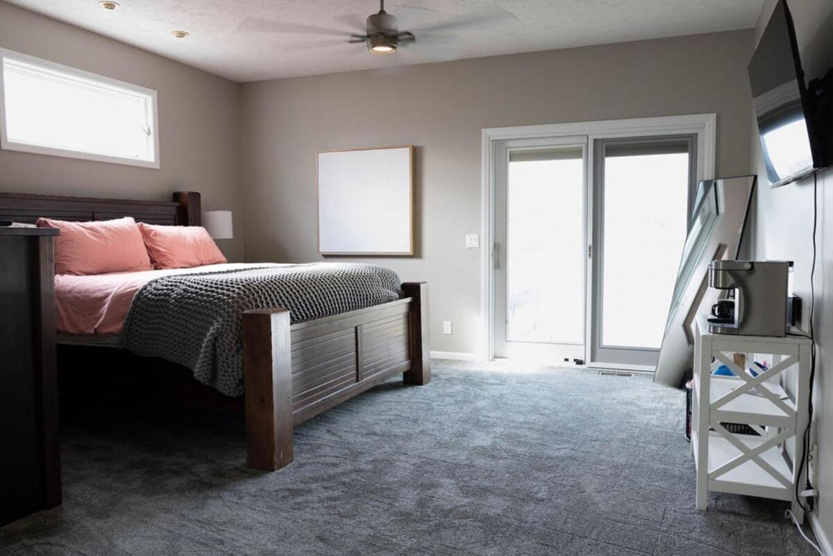 Golf Oasis Sleeps 22! Hot Tub Firepit Gym Pool Holiday home Omaha
