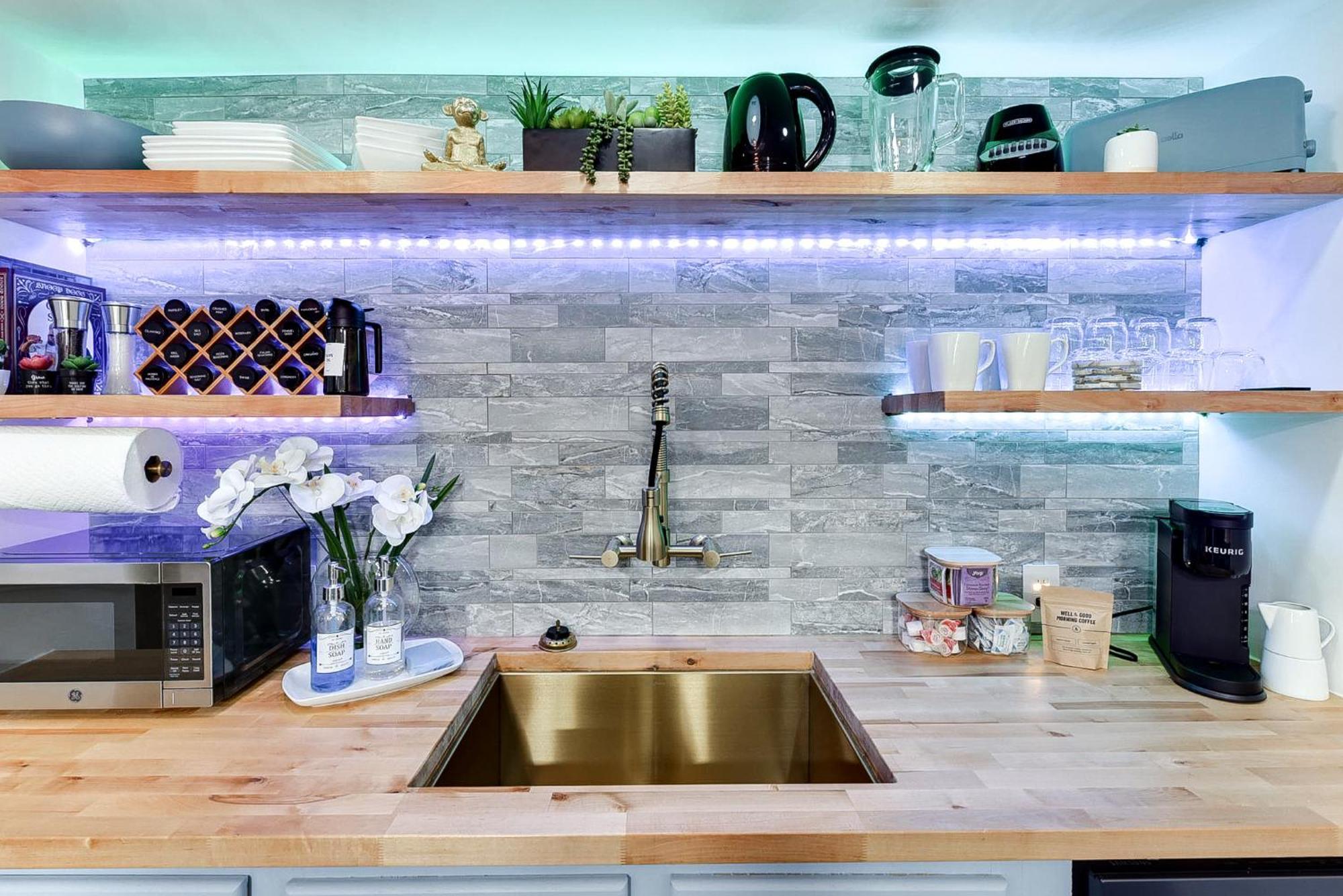 Modern Chic Retreat Luxe Comfort And Style Holiday home