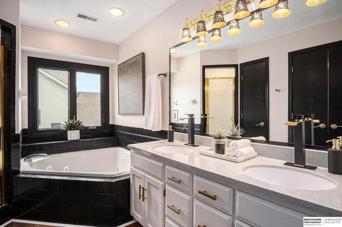 Furnished 5 Bedroom Executive Omaha