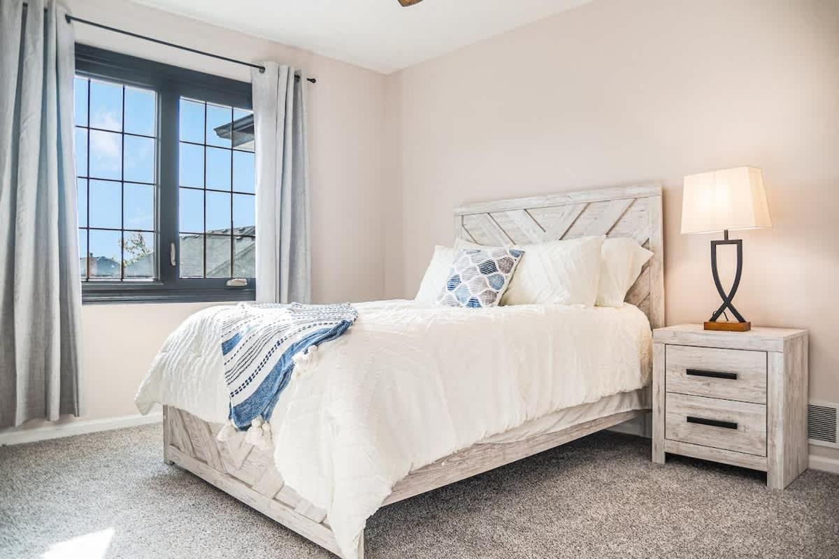 Furnished 5 Bedroom Executive * Omaha