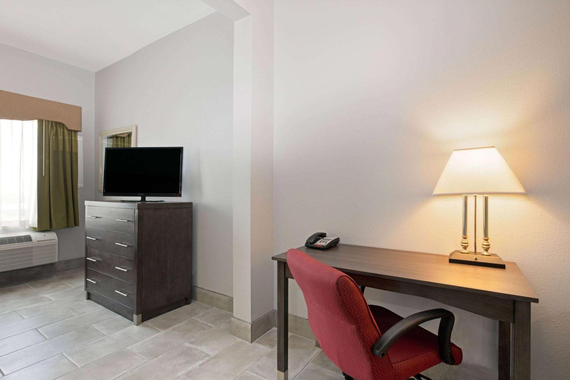 La Quinta By Wyndham Airport Downtown Hotel 3*
