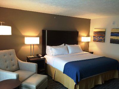 Express & South Ralston Arena By Ihg Hotel
