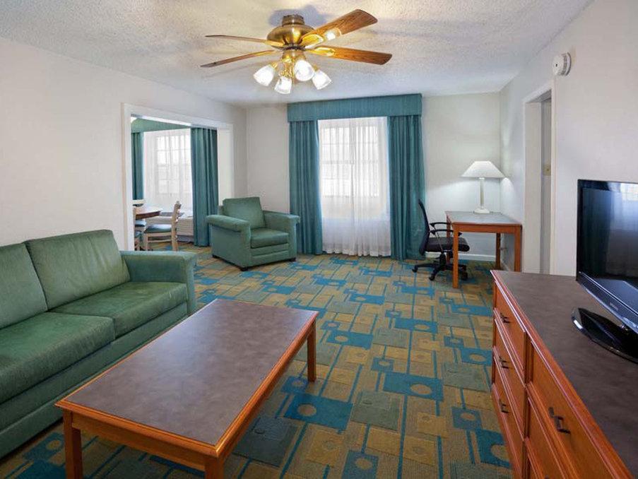 Hotel La Quinta By Wyndham West 3*