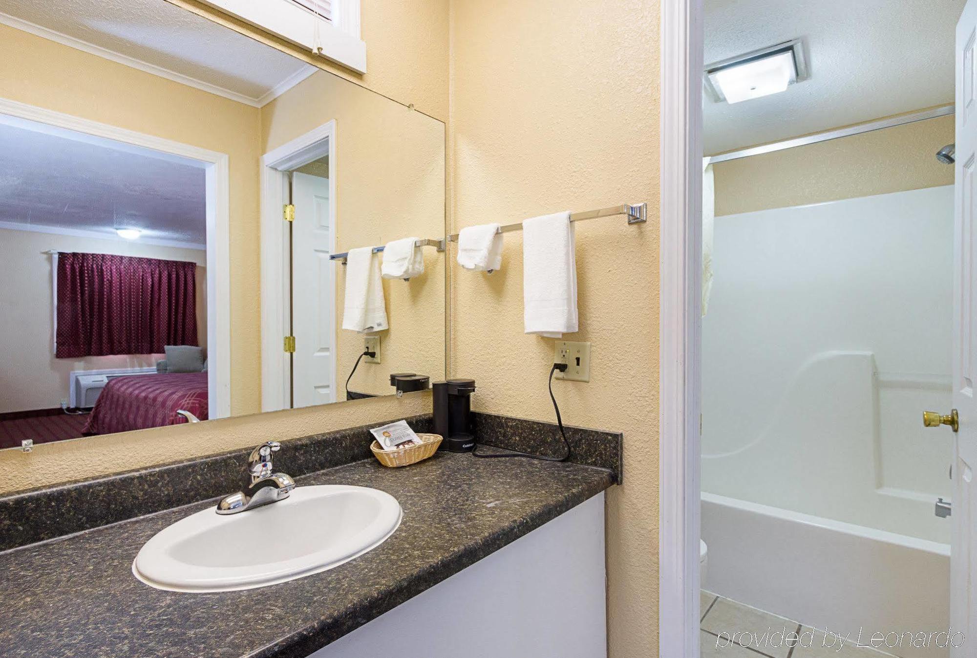Hotel Rodeway West Dodge 2*
