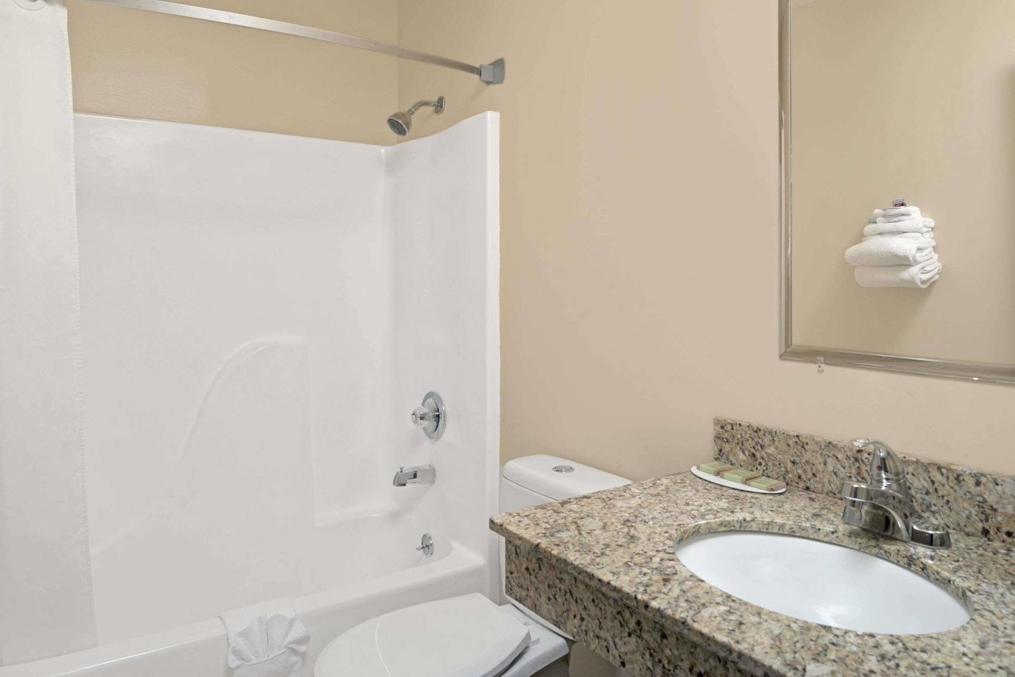 Hotel Super 8 By Wyndham I-80 West 2*