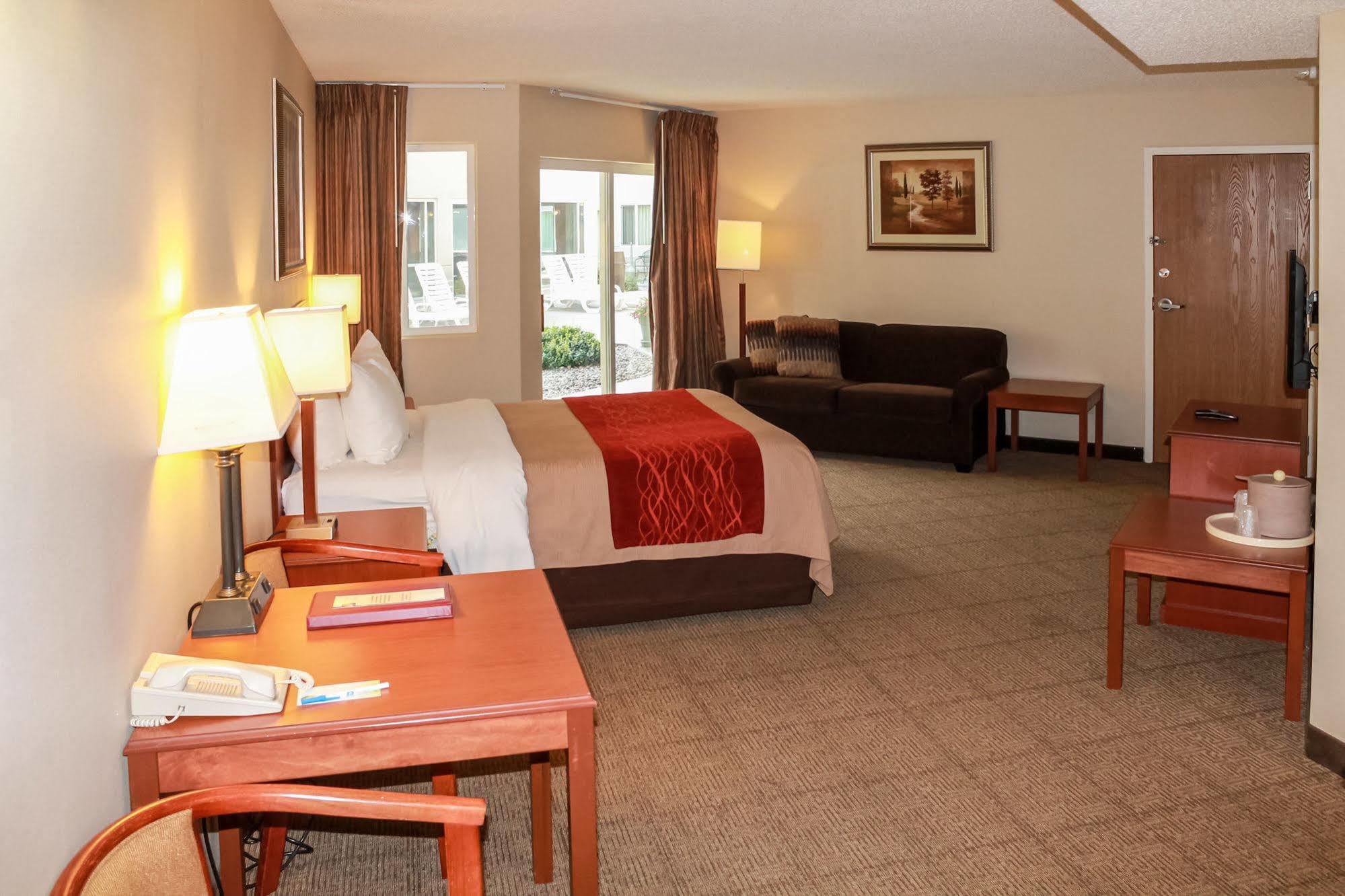 Hotel The & Near Zoo