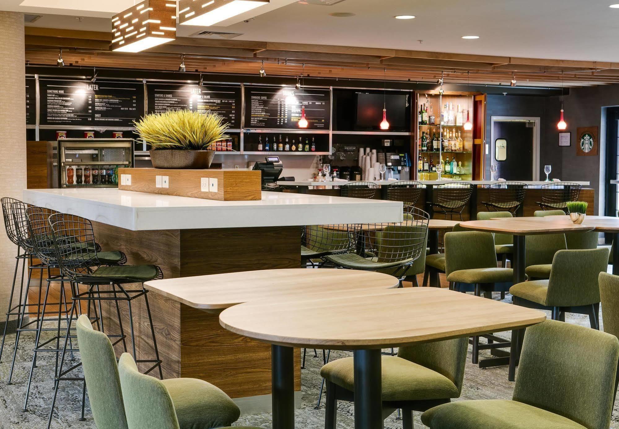Courtyard By Marriott Aksarben Village 2*