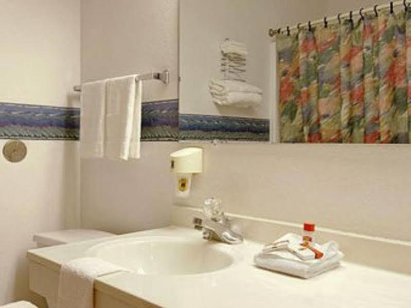 Motel Super 8 By Wyndham Omaha/west Dodge Omaha